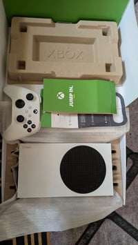 اكس بوكس سيريس إس جهاز مكفول ونضافه ٩٩/١٠٠ مامفتوح ١٢٠ فريم جميع الألع...