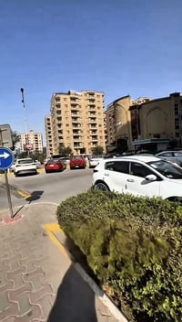 🪟 شقة للبيع مؤثثة بالكامل بمواصفات مرتبة وإطلالة بانورامية، ضمن مجمع م...