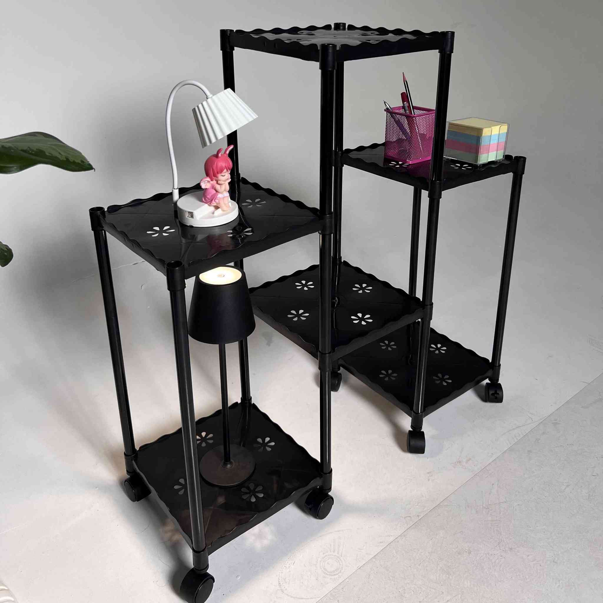 رف زهور متعدد الاستخدامات – MULTI FUNCTIONAL STORAGE FLOWER RACK

رف تخزين عملي بتصميم متعدد الطبقات مناسب لتنظيم النباتات أو الاستخدامات المنزلية المختلفة، مصنوع من هيكل فولاذي كربوني مع عجلات للحركة السهلة.

• تصميم متعدد الطبقات لتنظيم وعرض النباتات أو الأغراض المنزلية

• مصنوع من هيكل Carbon Steel (فولاذ كربوني)

• هيكل بشكل H لتعزيز الثبات

• عجلات سفلية (Movable Pulley) لسهولة الحركة

• تصميم بفتحات لتقليل تجمع الماء (Hollow out design)

• يتحمل وزن مناسب للاستخدام اليومي (Bearing Well)

• المادة: Carbon Steel
• عدد الأعمدة الطويلة (46 سم): 4 قطع
• عدد الأعمدة القصيرة (23 سم): 12 قطعة
• عدد الأرفف: 6 قطع
• عدد العجلات: 8 عجلات

• الأبعاد الكلية:
 • العرض: 77 سم
 • العمق: 27 سم
 • الارتفاع: 81 سم
• الموديل: 9628-1

محتويات العلبة:
• 4 أعمدة طول 46 سم
• 12 عمود طول 23 سم
• 6 أرفف
• 8 عجلات
• قطع التثبيت
• دليل تعليمات التركيب بغداد, العراق


**إذا كنت صاحب هذا الإعلان وتريد حذفه لأي سبب، رجاءا أرسل رسالة إلى الدعم الفني**