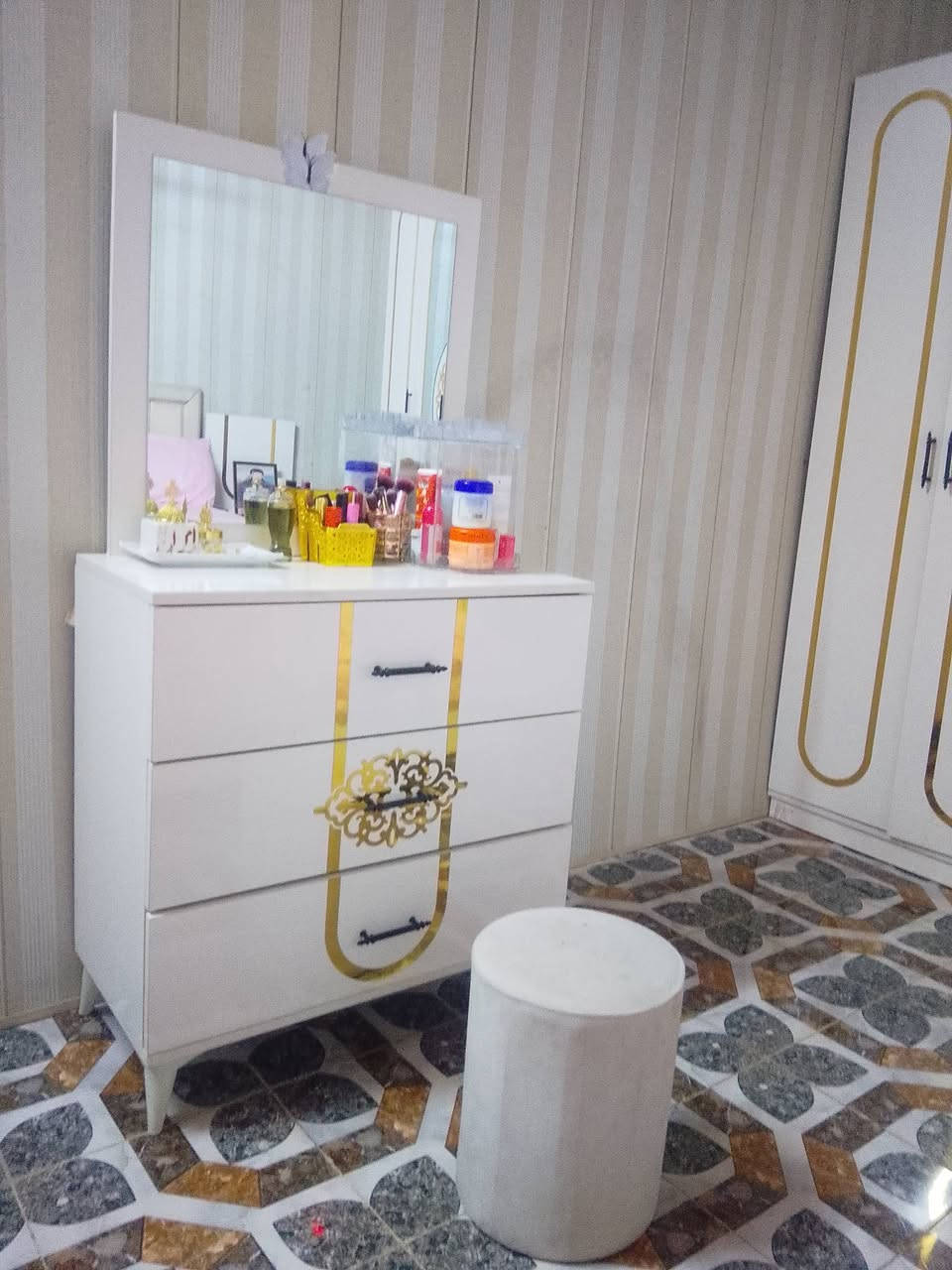 سلام عليكم غرفه تركيه 10قطع نضيفه 
سرير مخزن 
ب800وبيه مجال 
***********
بغداد الشعب
