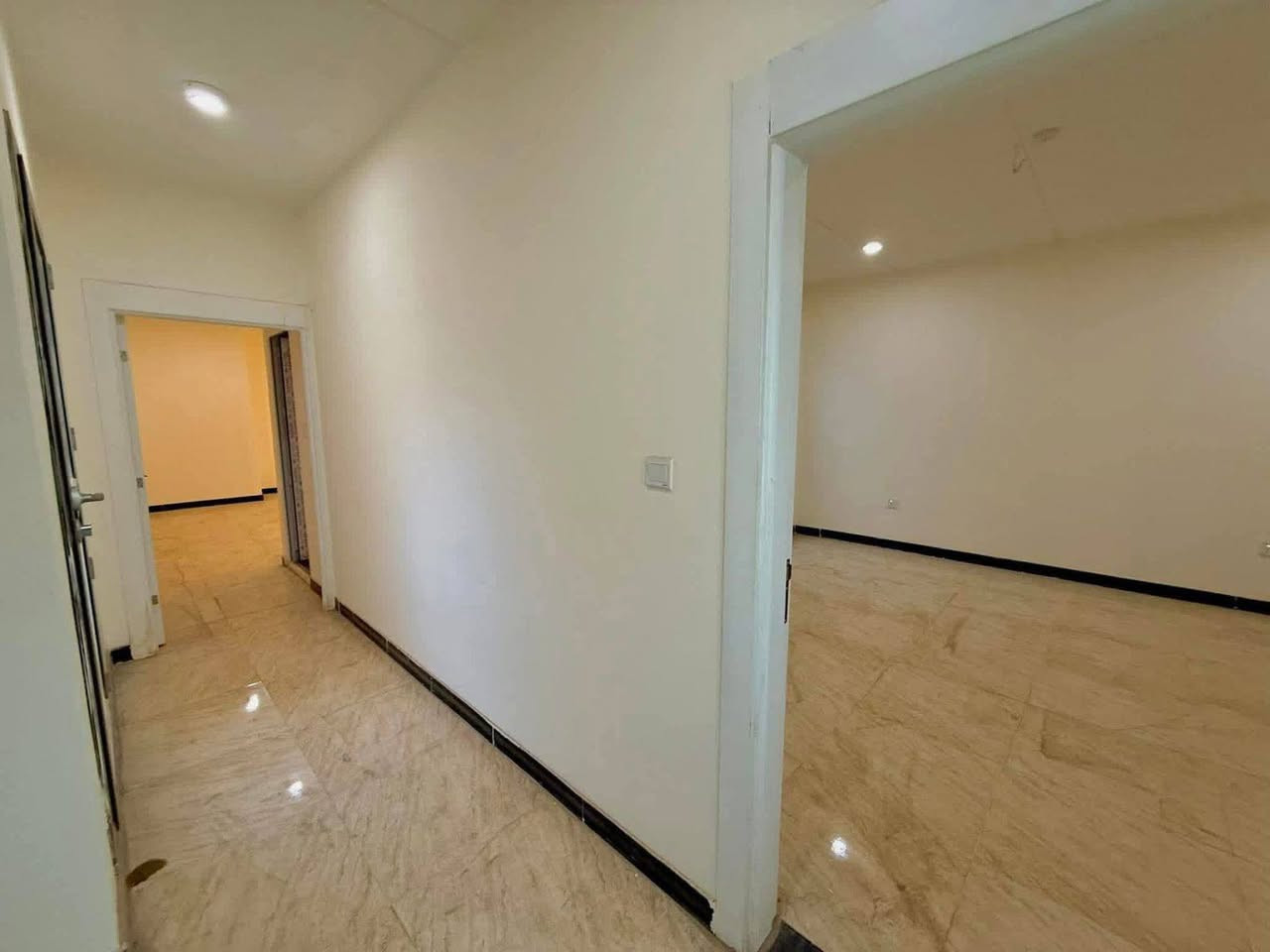 دار للبيع  قرية الغدير 2
مساحه 200متر 
بلوك 17 دار 35
قرب الشارع موقع مميز 
سند حر 
السعر خاص او الاتصال على الرقم 0777 705 6917
