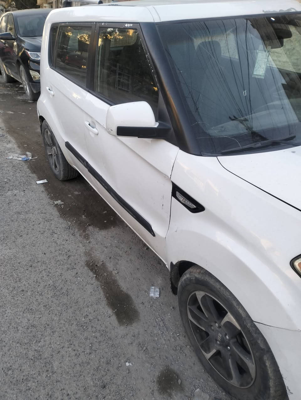 السلام عليكم كيا صول 2013 محرك 1600 جي دي اي محرك وكير خير من الله رقمه بغداد  ضربته بالجاملغ الامامي وبيه صبغ اسفل الباب جهة الصدر والباب الخلفي التبريد عاطل السعر 13مليون عراقي هذا رقمي *********** موجوده بغداد
