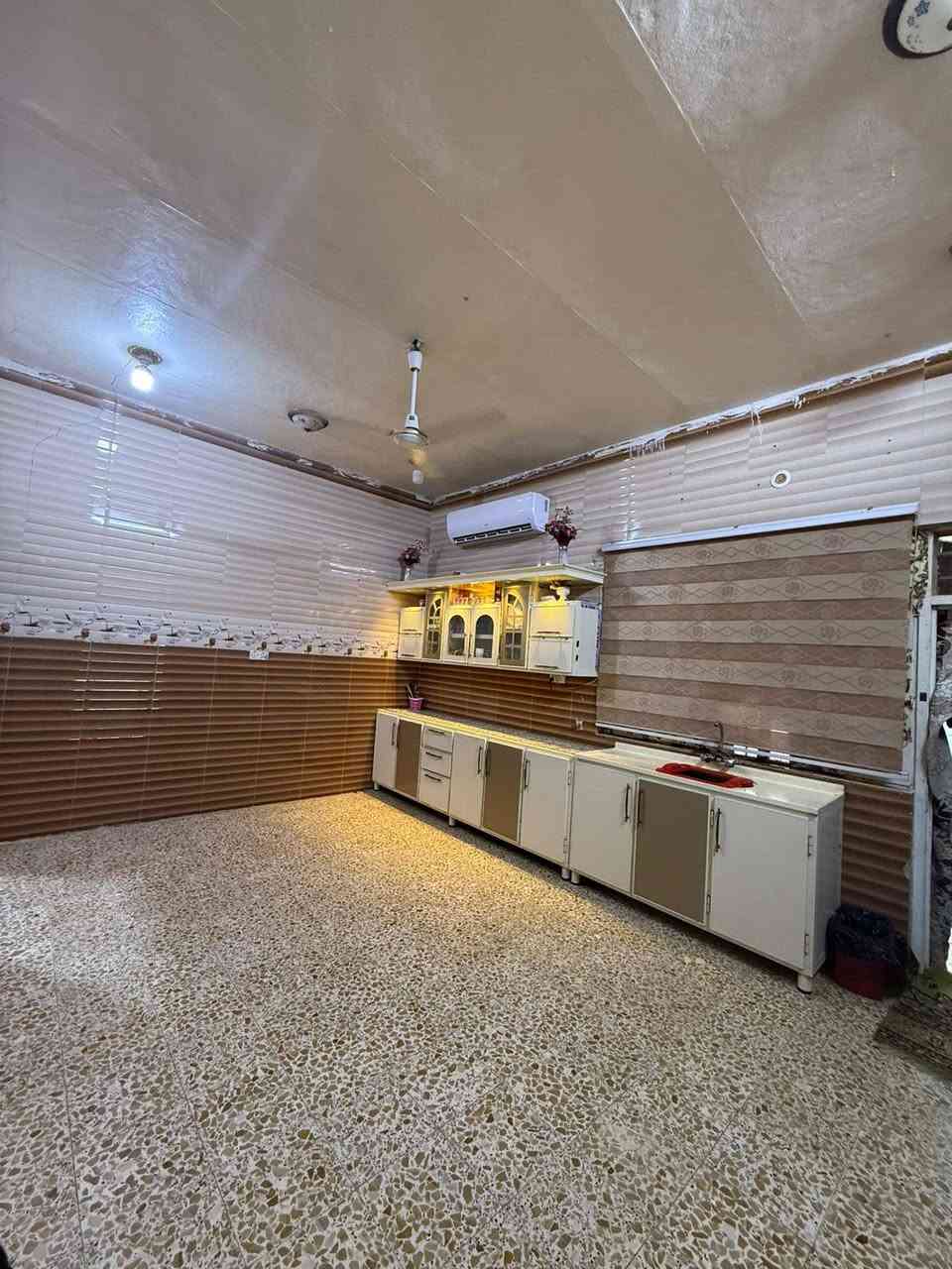 بسم الله توكلنا على الله
دار للبيع سند 25 
مساحه450متر
بناء حديث طابوك عكاده استقبال ومطبخ وصاله وغرفتين وصحيات ومناور 
العنوان بستان دور النفط بصف مخازن العنتاكي البيت  جاهز للسكن/
الاستفسار اتصال او واتساب 
***********
***********
