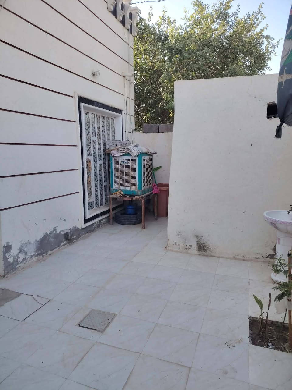 سلام عليكم بيت زراعي للبيع مساحه 160 حي الكرار قرب شارع 30 ماء كهرباء مجاري يبعد عن شارع 100متر لبيت جاهز من كلشي بي غرفتين نوم صاله ستقبال مطبخ لبيت جاهز ***********
