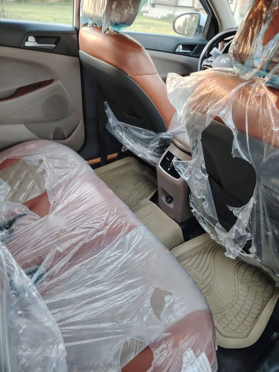 السلام عليكم
توسان موديل 20 خليجي
بيه مكانين باره فقط
والباقي كفاله عامه
السعر 175 اويبه مجال بسيط 
مكان بابل سياحي 
للستفسار اتصل على ***********
