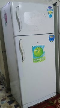 ثلاجة كونكورد ٢٢قدم • طباخ كريازي • تلفزيون مع الميز