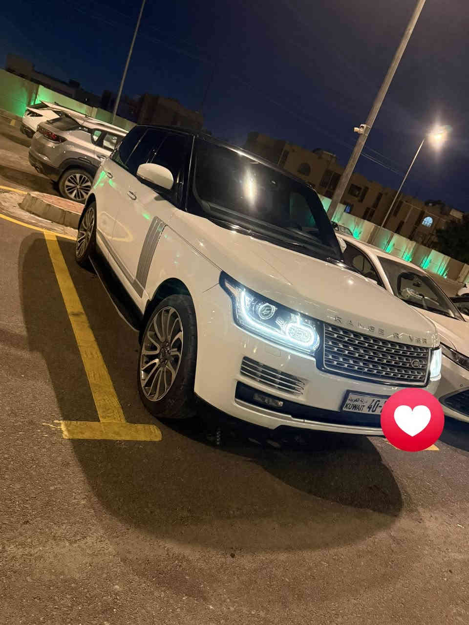 السلام عليكم رانج فوك ٢٠١٥ فوووووول مواصفات للاخير السيارة كفالة بيهه بس الباب بي صبغ اثر شخط بدون معجون السيارة قبل شهر دخلت. للعراق  ٨سلندر سوبر جارج كير ومكينة كفالة  بوب شفط داخل. جلد احمر  بانوراما  سماعات ميرديان   بيهه مواصفات لو اكتب. جريدة متخلص  عارضهه ب ١٨٠ وبيهه مجال. حك الجية مكان السيارة بغداد  ***********
