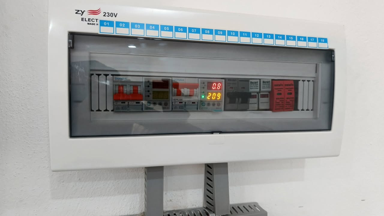 عرض خاص ومحدود...✨
السلام عليكم ورحمة الله....
1_ 
* بطارية 15KW ليثيوم فوسفات الحديد خلايا گوشن "Grade A" بضمان 5 سنوات براند SKE.✨
* انفيرتر 6.2KW توازي (أي قابل للزيادة حتى 9 قطع) بضمان سنتين براند SKE.✨
* الواح عدد8... 16 باسبار NTYPE خلايا Topcon قدرة 590W كفوءة جدا في ظل حرارة 50 درجة مئوية.✨
* نظام تاريض ومانع صواعق "هندسي احترافي".
* نظام ATS
السعر 3,950,000
2_
* بطارية 15KW ليثيوم فوسفات الحديد خلايا "Grade A" بضمان 5 سنوات براند فليسيتي.✨
* انفيرتر 6KW بضمان سنتين براند فليسيتي.✨
* الواح عدد8... 16 باسبار NTYPE خلايا Topcon قدرة 590W كفوءة جدا في ظل حرارة 50 درجة مئوية.✨
* نظام تاريض ومانع صواعق "هندسي احترافي".
* نظام ATS
السعر 4,350,000

3_

* بطارية 16KW ليثيوم فوسفات الحديد خلايا Grade A" eve" بضمان 5 سنوات براند ديا .✨
* انفيرتر 6KW هايبرد IP65 بضمان 5 سنوات براند Deye.✨
* الواح عدد8... 16 باسبار NTYPE خلايا Topcon قدرة 590W كفوءة جدا في ظل حرارة 50 درجة مئوية.✨
* نظام تاريض ومانع صواعق "هندسي احترافي".
* نظام ATS
السعر: 5,350,000
شامل النقل والتنصيب.

للإتصال والاستعلام:
المهندس. عبدالله عبدالرحمن: ***********
المهندس. عثمان محمد: ‏‪***********‬‏
