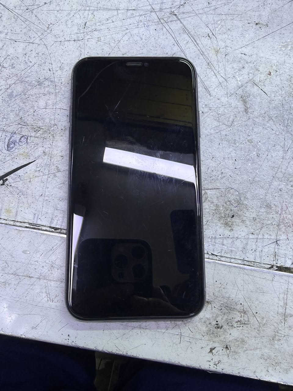 ١١ عادي نضيف النضافه ميه بلميه مبدل فقط شاشه اصليه ذاكره ١٢٨ ب٢٧٥ وبي مجال خابرني ودلل***********
