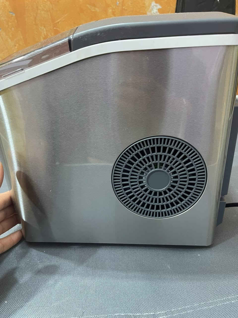 سلام عليكم ثلاجة مال ثلج بلوري بعده غير مستخدمه اعلى سعر ابيع
***********
