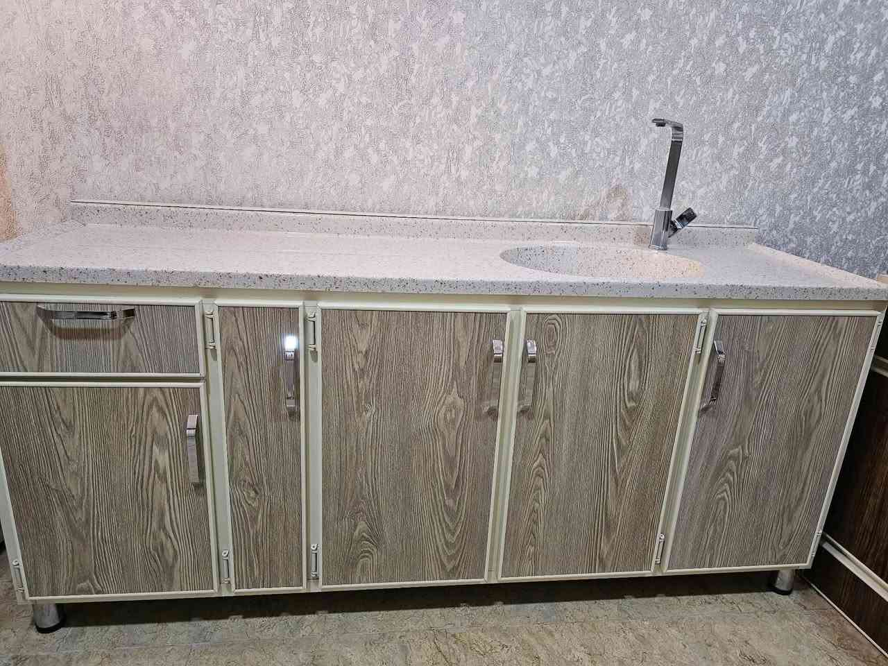 السلام عليكم.. 

كاونتر مستخدم ٦ اشهر فقط اخو الجديد نظافة 100/100 مابيه ولا شخط وبالحقيقة احلى من الصور.
قطعة مرمر كاملة ويا السنك كامل مكمل وياه الخلاط ومنظم. 
تفصيله كلف اكثر من مليون دينار.

القياسات
الكاونتر 3 ابواب عرض 1.5 متر عمق 60 سم
الكاونتر مع سنك عرض 2 متر عمق 60
الملحق عرض 2 متر
السعر 550 الف
عنواني حي تونس/ آفاق عربية
رقم التلفون ***********
                                                     ***********
