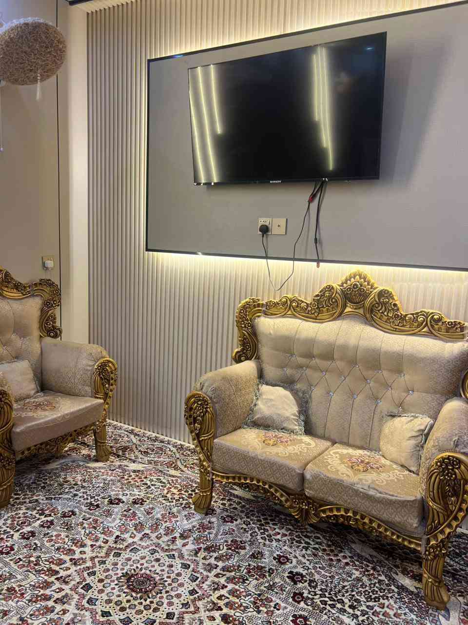 للبيع تخم ملكي فخم 🌟
🔸 تخم ملكي أنيق تركي اصلي
🔸 العدد: 10 مقاعد
🔸 نظيف جداً واستعمال خفيف
🔸 خشب ثقيل وشغل متين
🔸 قماش راقي ومريح

💰 السعر: 700 ألف دينار
📍 المكان: كربلاء

📞 للجادين فقط :***********
✋ المعاينة على الطبيعة ترضيكم إن شاء الله
