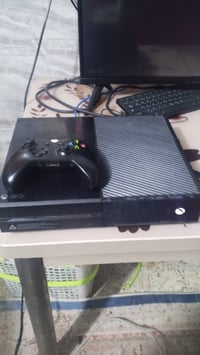 جهاز Xbox one فات مع 5 اقراص و بطارية خاصة ليدة بشحن تايبسي وحساب فيها...