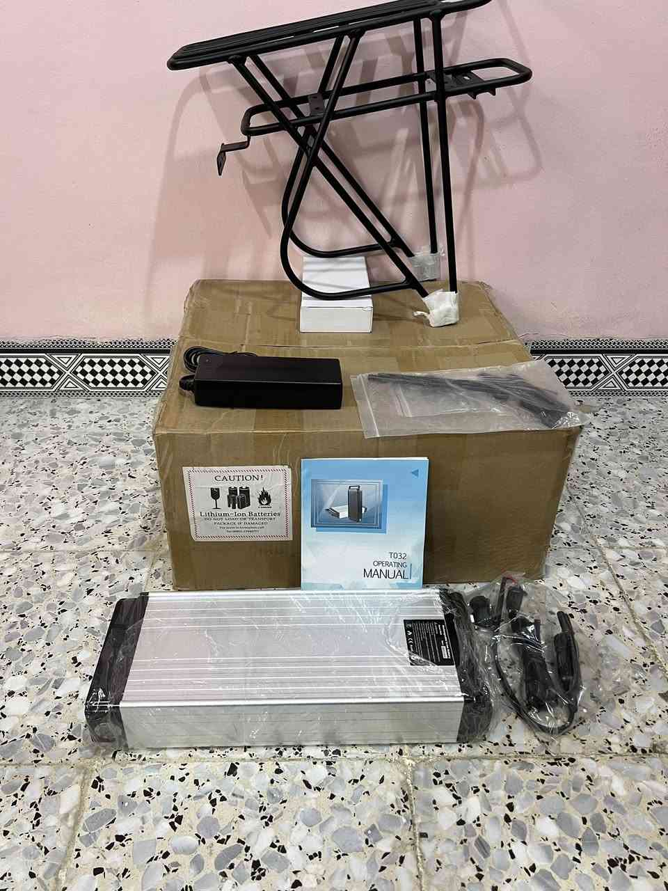 هذا المنتج عبارة عن مجموعة بطارية ليثيوم أيون للدراجات الكهربائية (E-bike) طراز T032، وتتضمن شاحناً وحاملاً خلفياً. 
النوع: بطارية ليثيوم أيون قابلة لإعادة الشحن.
الجهد الكهربي: 48 فولت.
السعة: تتراوح عادة بين 15 أمبير-ساعة إلى 18 أمبير-ساعة حسب الطراز الفرعي.
المكونات: تتضمن البطارية، الشاحن، الحامل الخلفي (Rack)، ودليل التشغيل.
نظام إدارة البطارية: تحتوي على نظام BMS بقدرة 30 أمبير لحماية البطارية.
متوفر قطعتين


**إذا كنت صاحب هذا الإعلان وتريد حذفه لأي سبب، رجاءا أرسل رسالة إلى الدعم الفني**