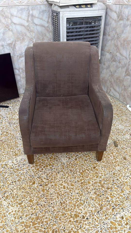 هاي قنفه ثلاثية و كرسي اني اشتريتهن مفردات لان عندي مكان بالمطبخ فارغ و هسه اريد اشيل اريدهن اثنينهن ب 55 امانة الله خشب زان و ما بيهن اي كسر يخبلن أخذتهن اثنينهن ب 300 و عادي إذا تريدون القنفه وحده او. الكرسي وحده مكاني الصليخ رقم واتساب ***********
