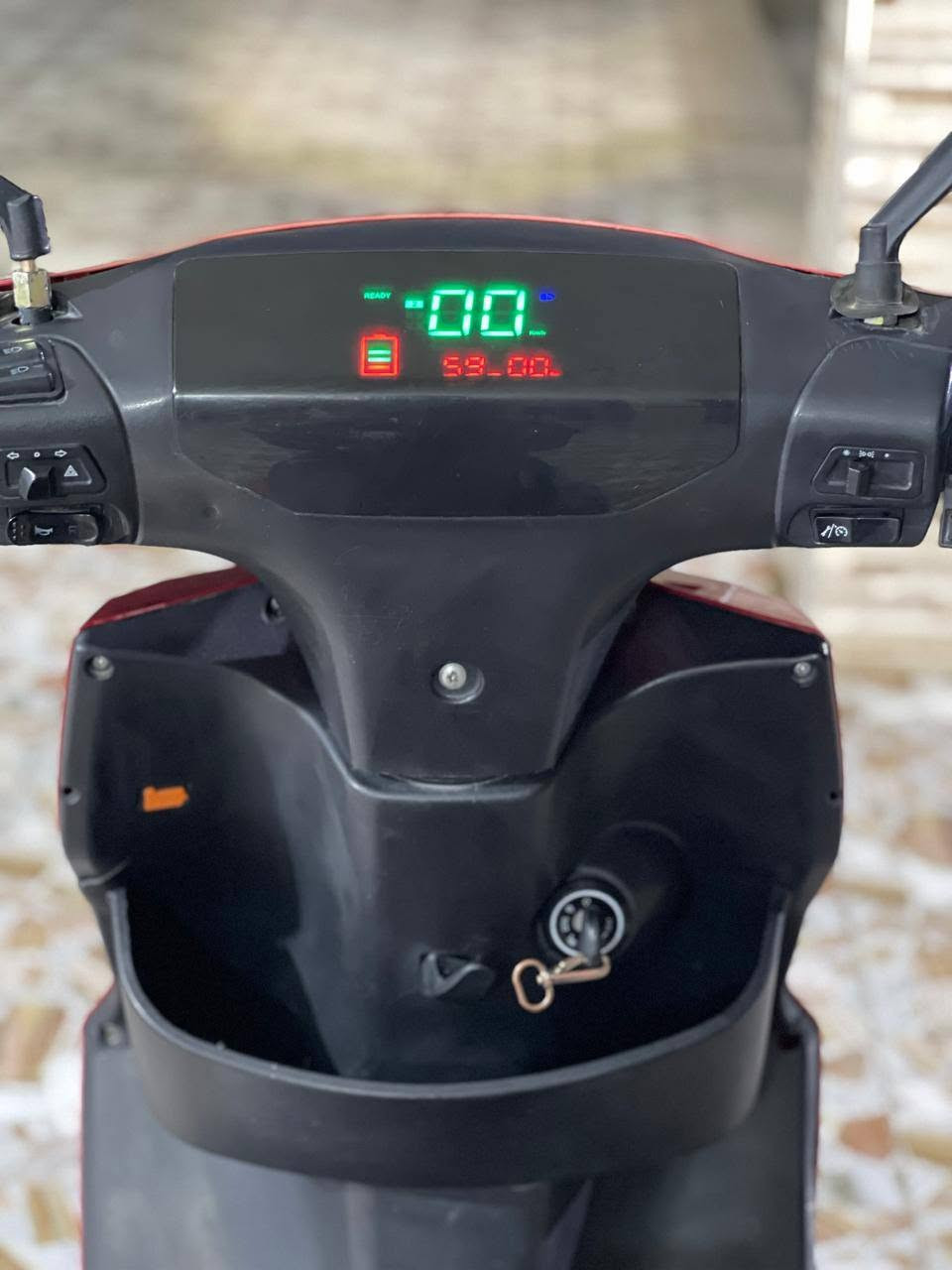 السلام عليكم 
دراجه شحن نوع سايج الماسه 
72V
1000 W
بطاريات شركه الماسه 36A

نضافه فووول كفاله
الدراجه ما ناقصها اي شي كلشي بيها نضام اشاير مرايات 2 لايت زينون اصلي 
حساسات بريك امامي خلفي 
للتواصل عبر رقم الهاتف *********** او خاص
