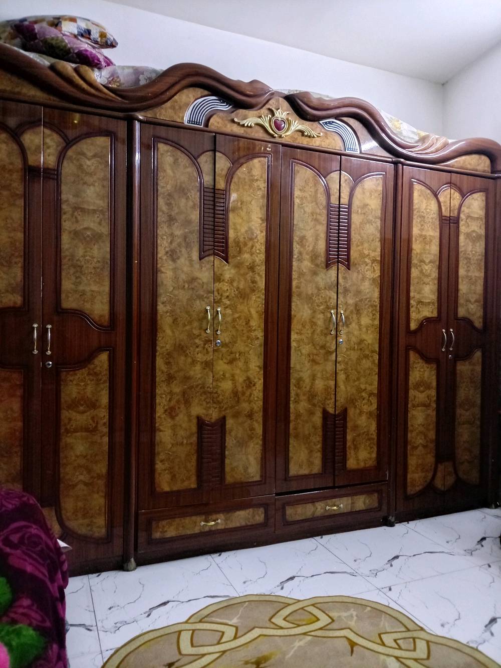 السلام عليكم 
غرفة نوم ماليزي 
سعرها 250 وبيها مجال للتفاوض مراسله واتساب ونتفاهم! 