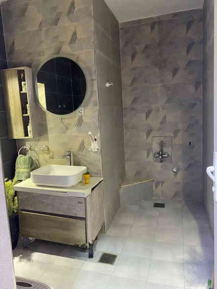 دار للبيع بناء سنه ٢٠٢٢ بناء درجه أولى مساحته ١٢٠ واجه ٦ ونزال ٢٠ بانيه على ايدي مو مقاول ٣ غرف نوم وصاله خدمات عدد ٢ بيتونه كبيره الارضيه مرمر مكانه  الشعب سوك شلال قرب وصفي المضمد سعره ب٣٠٠ بيه مجال موبايل ***********/ ***********
