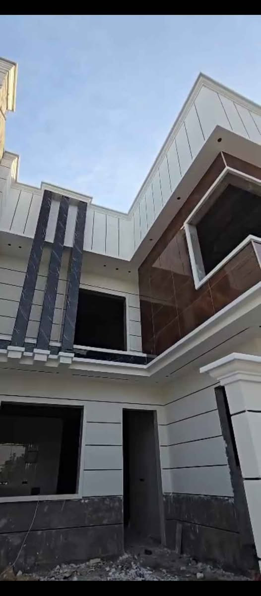 🏡 دار حديث للبيع – فول
تمتزج مع الحداثه العصريه الحديثه 
مزودة بأحدث التقنيات 
 مواصفات
📍 الموقع: البصرة / أبي الخصيب – البهادريه
🔹 قريب على الشارع العام الداخلي (السايدين)يشمل الموقع خدمات شامله تلبي متطلبات الحياة من مدارس وخطوط نقل طلاب وأسواق وماء وكهرباء وجميع الخدمات الصحيه 
📐 المساحة: 200 متر
🏗️ نوع البناء: حديث – طابقين
✨ تفاصيل الدار:
• 6 غرف نوم (سويت)
• استقبال واسع
• صالتين مريحة
• مطبخ حار + مطبخ بارد
• صحيات حديثة
• كراج سيارة
📜 نوع الملكية: طابو زراعي عراقي
📞 للاستفسار: تواصل معنا هنا 
ع الواتساب ***********ونرشدك لذلك الموقع البصرة, العراق
