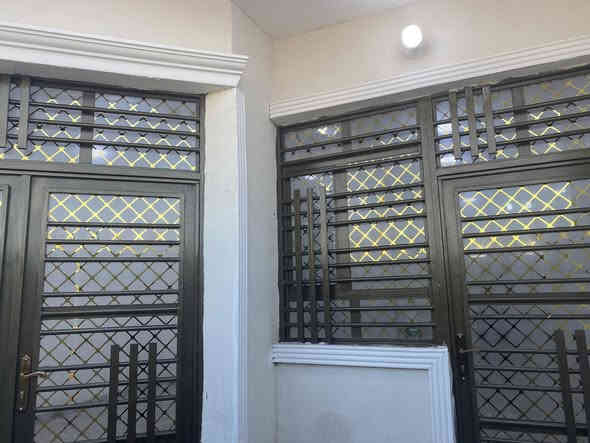 سلام عليكم دار للبيع المساحه 100 متر مربع 
بناء حديث طابق واحد 
يتكون غرفه نوم كبيره حولي استقبال مطبخ استقبال 
العنوان بغداد راشديه منطقه 7 نيسان 
خدمات كامله ماء كهرباء مدارس قريبه كلش عل تبليط مباشر 
للاستفسار ***********
