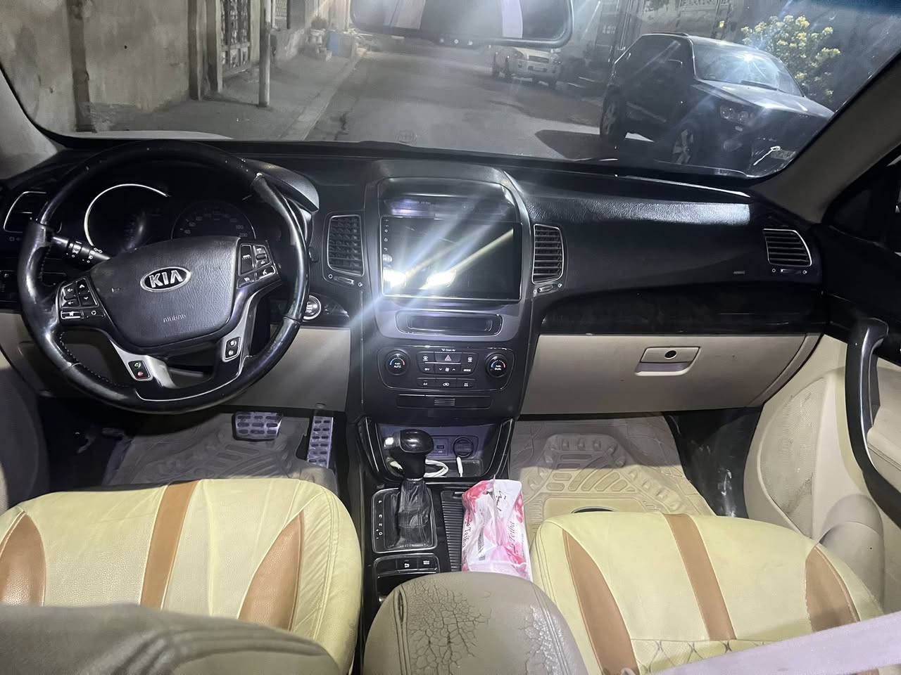 السلام عليكم سورنتو موديل 2015 
4 سلندر 2400
دواخل بيجي 
بصمه 3 قطع تبريد
مري شفط رقم انكليزي بصره
بيه قطعتين باب السايق وخلف السايق وباب خلفي الجه الثانيه نص صبغ والباقي كفاله اخوان مكلف بلنشر 
السعر138 بيه مجال مراوس حس القناعة 
صاحب السياره ***********
