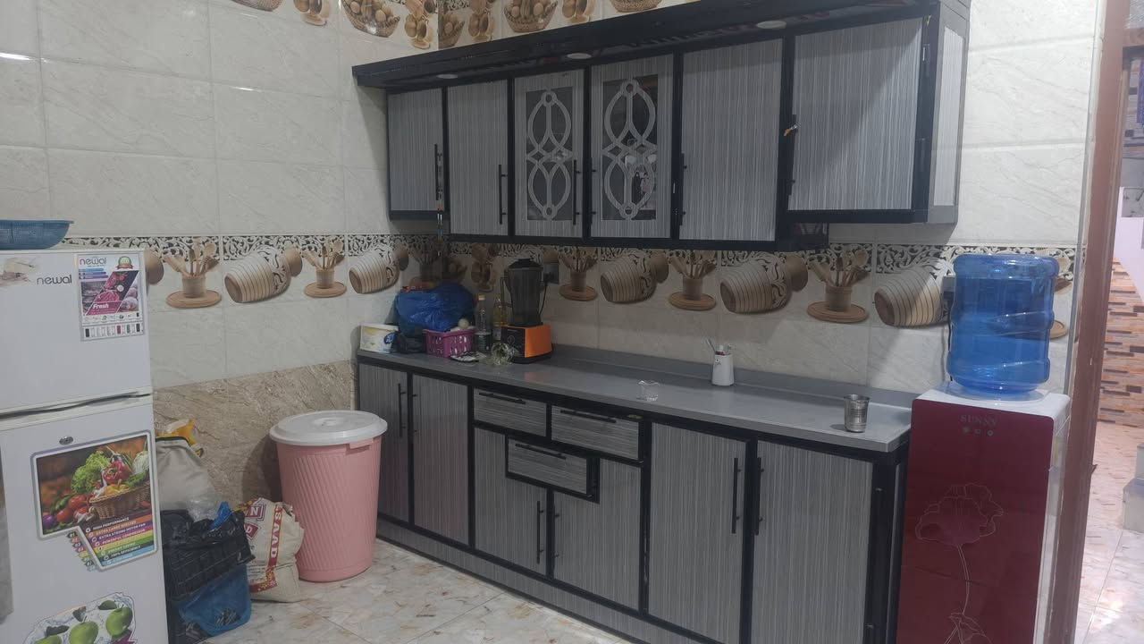 بيت زراعي بناء حديث مساحة ٤٠٠ بناء طابوك سقف كونكريت غرف ٢ صاله مطبخ ديوانيه صحيات هول حديقة خدمات ماء كهرباء شارع تبليط ناحية فضليه قريبة الزهراء شارع ال دبي بيت قريب عله شارع العام سعر ٨٨ وبي مجال وتصال عله *********** وتصال عله واتساب
