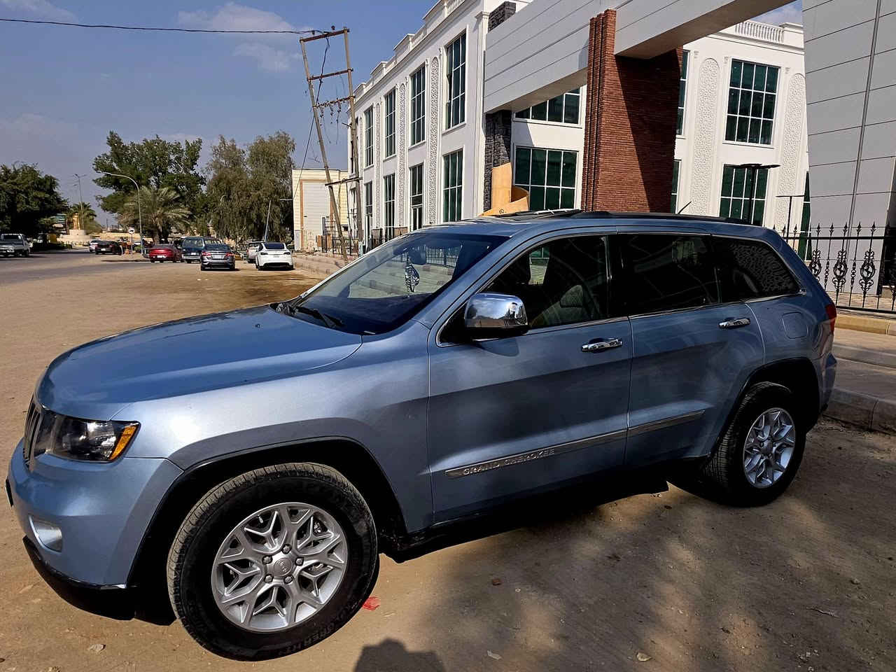 السلام عليكم جيب 2013فول✨️ مواصفات 
♦️جيب كراند شيروكي وارد امريكي 
♦️ حجم المكينه 6  سلندر( 3600)
♦️بأسمي رقم بغداد مميز✨️
♦️موديل 2013 
♦️  حادث جاملغ وبنيد
 ♦️فول مواصفات 
♦️سلايد رووف
♦️ فتحه بصمة  
♦️ شاشه قلاب 
♦️ذاكره خزن موسقى 
♦️كامره خلفيه دواره 
♦️ مثبت سرعه
♦️ كشنات جلد 
 ♦️  تبريد وتدفئه بلكشنات 
♦️دمام خلفي 
♦️ تبريد قطعتين 
 ♦️ويل كروم عنكبوت حجم 18 
♦️تخم تاير جديد 
♦️يدات  نيكل وبعد بيه مواصفات✨️
♦️السعر158$
♦️ للأستفسار الاتصال واتساب
♦️***********
♦️***********
