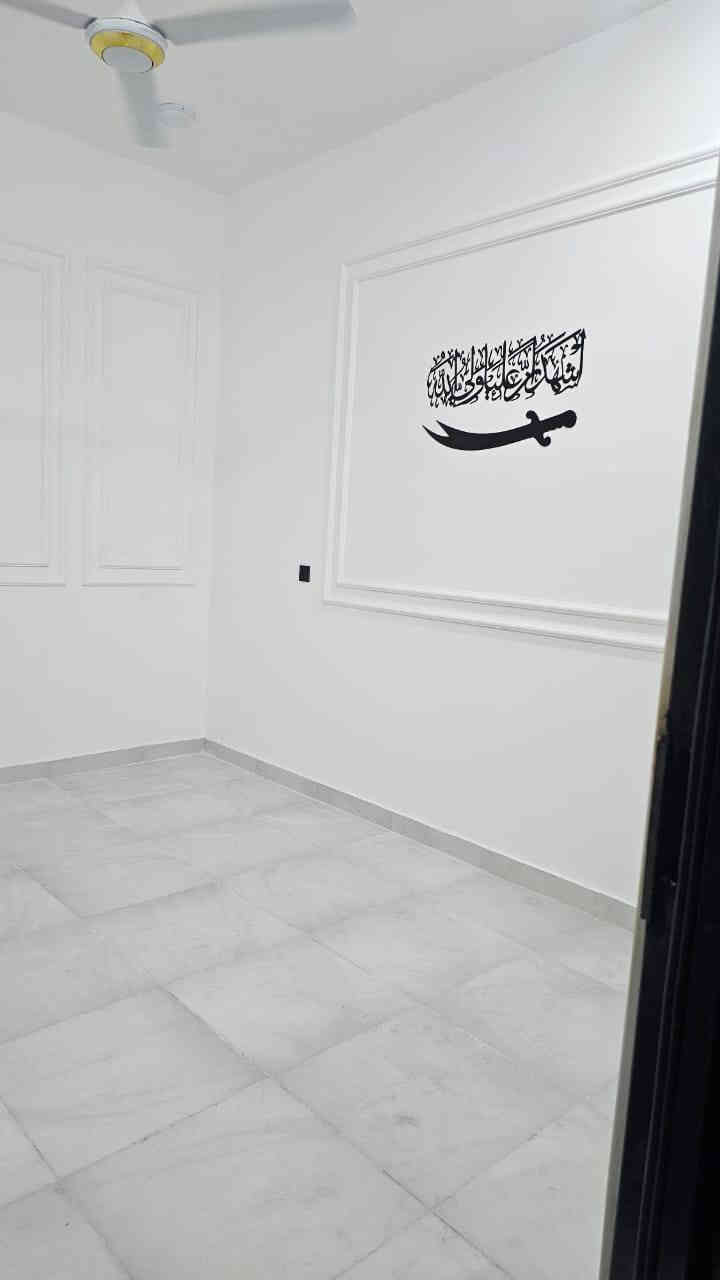 ياغني يا مغني
دار للبيع في الحي الثقافي خلف مطعم حياوي مساحة الدار 100 متر الوجه 8 متر والنزال 12.5 متر يتكون من طابقين وبناء حديث غير مسكون الطابق الثاني يحتوي صالة كبيرة وفيها مجموعة صحية والطابق الأول يتكون من غرفة نوم مع صالة مع إستقبال مع مطبخ  علماً إن المنطقة مشمولة  بالجهد الهندسي من ماء ومجاري وكهرباء على الراغب في الشراء وللاستفسار اكثر مراجعة مكتب الشهد للعقار في خدمي حي المعلمين مقابل مصرف المتحد للاستثمار أو الاتصال على الأرقام التالية 
***********
***********
