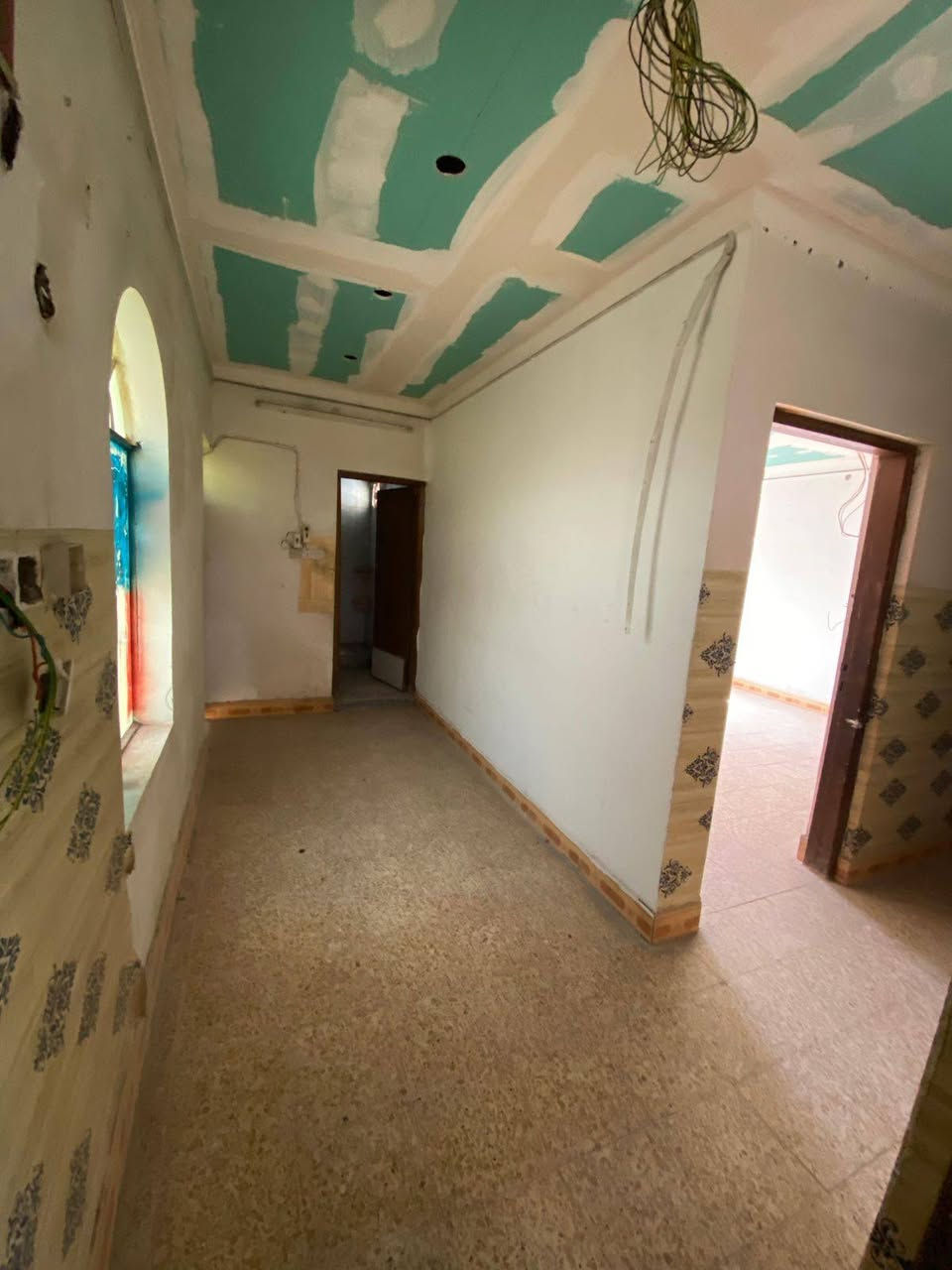 شقة حديثه للايجار
طابق اول لمنزل سكني
العنوان /الجبيله شارع تايم سكوير قرب معهد الفنون الجميله للبنات على الشارع
تتكون الشقه من
2/غرفة منام
مساحة الغرفه 4في5
 صاله/ مساحتها 3في 4
مطبخ مساحته/3في4
 مع مجمع صحيات
مع توفر  سخان وماء وكهرباء 
درج خارجي معزول تماما
مع فسحه للوقوف السيارة
سعر الايجار  ٦٠٠ 
للاستفسار الاتصال على الرقم 
***********
*********** البصرة, العراق
