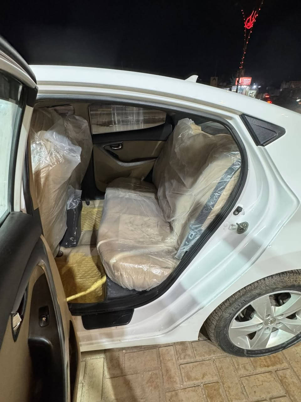 السلام عليكم حبايب لجنايه فقط
النترا 2014 خليجي ابيضّ  محرك 1800 رقمها بابل إنكليزي  كير ومحرك مكفول السياره نضيفه كدام عينك وجديده كفاله عامه عدا خشم البنيد الي مغلف فابلون فقط وجاملغ خلفي صبغ جماليه  سعرها 118 وبيها مجال بسيط حك الجيه العنوان كربلاء كنطرة السلام 

لاستفسار ***********
