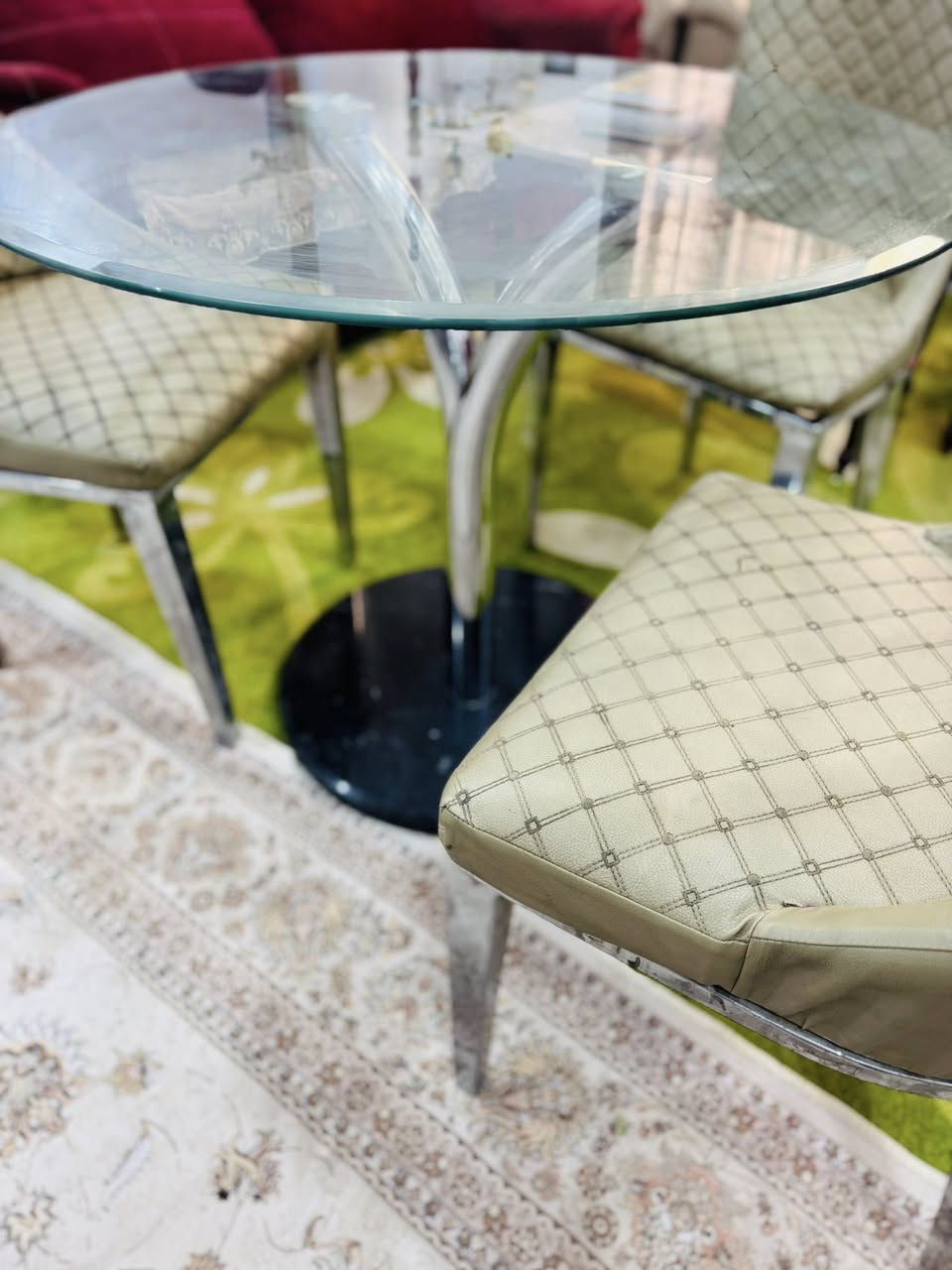 السلام عليكم ميز طعام و٣ كراسي قياس ٩٠ سم القاعده الجوه مرمر والصطح كزاز ضد الكسر ميز مكتب وكرسي دوار جدد مامستخدام قياس ١٦٠ سم ***********
