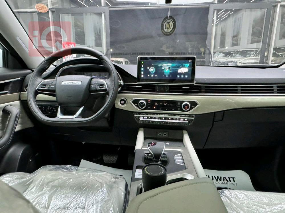 جيتور X70 1.5L Luxury
الموديل: 2026 (خليجي) رقم ولون مميز💙
العداد: 4000 كيلو متر
المحرك: 4 أسطوانات L1.5تيربو 156 حصان حقن متعدد النقاط
عزم الدوران (نيوتن-م): 230
المواصفات 
* إطارات قياس 20 إنچ
* فتحة سقف بانوراما 
*  الصندوق الكهربائي 
* مثبت سرعة 
* كاميرات 360 للرؤية المحيطية
*حساسات امامية وخلفية
 * شاشة عرض ترفيهية قياس 12.3 انج 
*شاشة عرض معلومات القيادة قياس 10.2 انج
* نظام أبل كاربلاي وأندرويد أوتو لاسلكي
* شاحن هاتف لاسلكي سريع
*مقصورة الركاب من الجلد الفاخر 
*مقعد السائق كهربائي
*عدد صفوف المقاعد 3 (7 ركاب) 
*مصابيح أمامية و خلفية أوتوماتيكية ليد LED مع مصابيح نهارية
* المرايا الخارجية كهربائية و مدفئة مع خاصية التعتيم التلقائي
*ماسحات الزجاج الأمامي مع حساس للمطر
* دخول ذكي (بصمة) 
* خاصية إغلاق النوافذ وفتحة السقف عن بعد
*فلتر تنقية الهواء (N95)
*مسند الذراع الوسطي مع ثلاجة
 *انماط قيادة متعددة 
* وسائد هوائية امامية وجانبية
*نظام الفرامل اليديوية الأوتوماتيكي (Autohold)
*نظام التحكم بنزول المنحدرات
* نظام المساعدة لصعود المرتفعات
*نظام مراقية ضغط الاطارات
*نظام المكابح المانعة للانغلاق ABS
*نظام التحكم بالثبات ESC
للتواصل واتساب او اتصال على الرقم ***********
