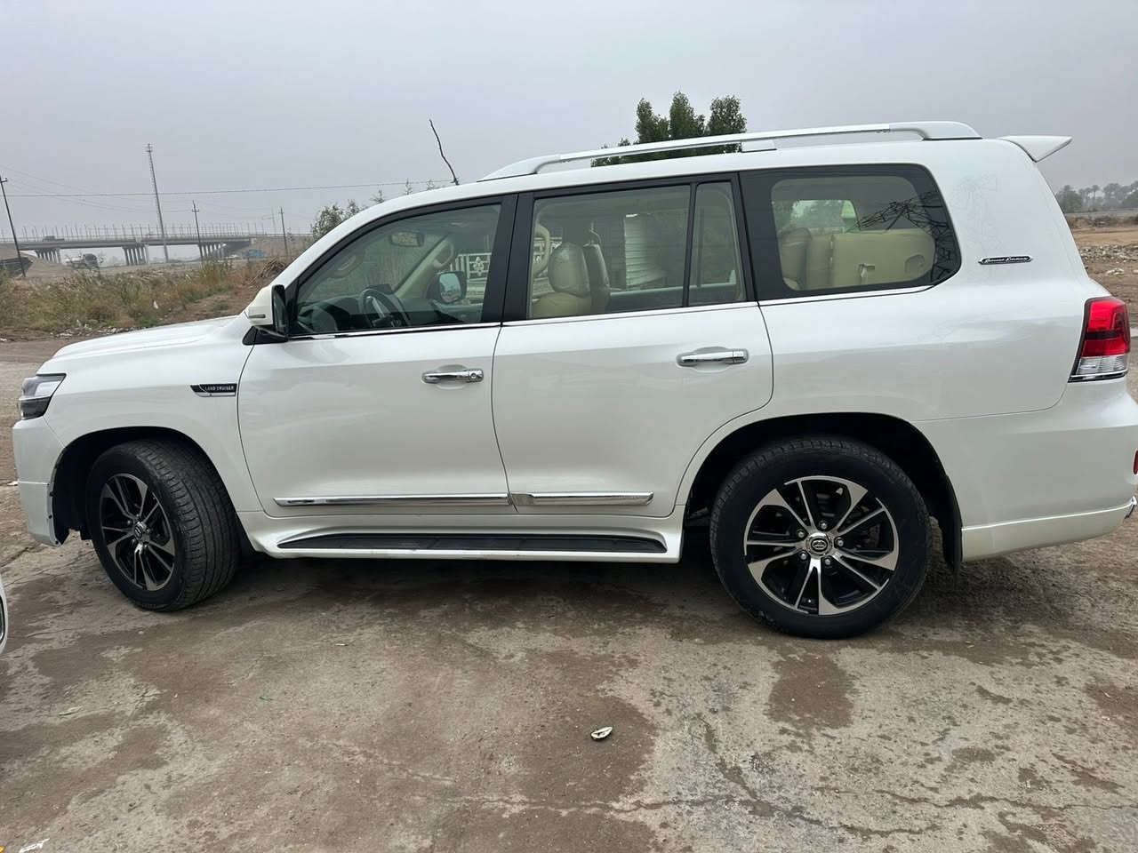 🔥 للبيع تويوتا لاندكروزر 2017 V8 فل كامل 🔥  

محرك 8 سلندر 4600 قوة واعتمادية معروفة من اللاندكروزر.

المواصفات:  
✔️ فل كامل  
✔️ 8 إيرباغ  
✔️ 4 كاميرات (360 درجة)  
✔️ حساسات أمامية وخلفية  
✔️ بصمة تشغيل + دخول ذكي  
✔️ تشغيل عن بعد  
✔️ فتحة سقف  
✔️ مرايا طي كهربائي  
✔️ دبل (دفع رباعي)  
✔️ دبل ماوس  
✔️ جاهزة تخم تاير

📊 الممشى: 94 ألف كم فقط

📌 ملاحظة:  
يوجد دمار بسيط بالجاملغ الخلفي كما موضح بالصور.  
الشاشة الحالية مبدلة لكن الشاشة الأصلية موجودة مع السيارة، ويوجد أيضاً شاشات التجاوي.

📌 السيارة نظيفة جداً واستخدام خفيف.

📍 الموقع: العراق  
بغداد

السياره بسمي هزه او سنويه جديده تحويل ثاني يوم 

📞 للاستفسار الاتصال (***********)
