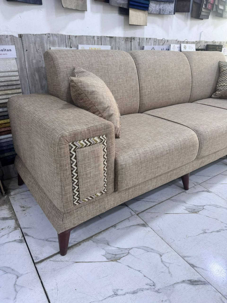 ديوان ١٠ مقاعد كورنر موديل جكليته طول ٧متر هذا مو كله قنفتين منه تجي بيه زاويه فره مع قنفه مفصوله ثنائيه تفصال خشب بلوك اسود كله سفنج مضغوط مميز أول مع طبقه دللوب طبي مريح أثناء الجلوس
مع ٦ كوشات نفس القماش استفسار *********** متوفر واتساب
