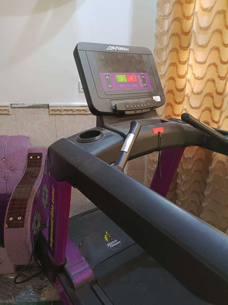 للبيع جهاز سير كهربائي (Treadmill)
Life Fitness (لايف فيتنس)

الشركة: أمريكية (USA).
مع دمبلصات سيت عدد ٨ 
للاستفسار *********** مكاني نجف
