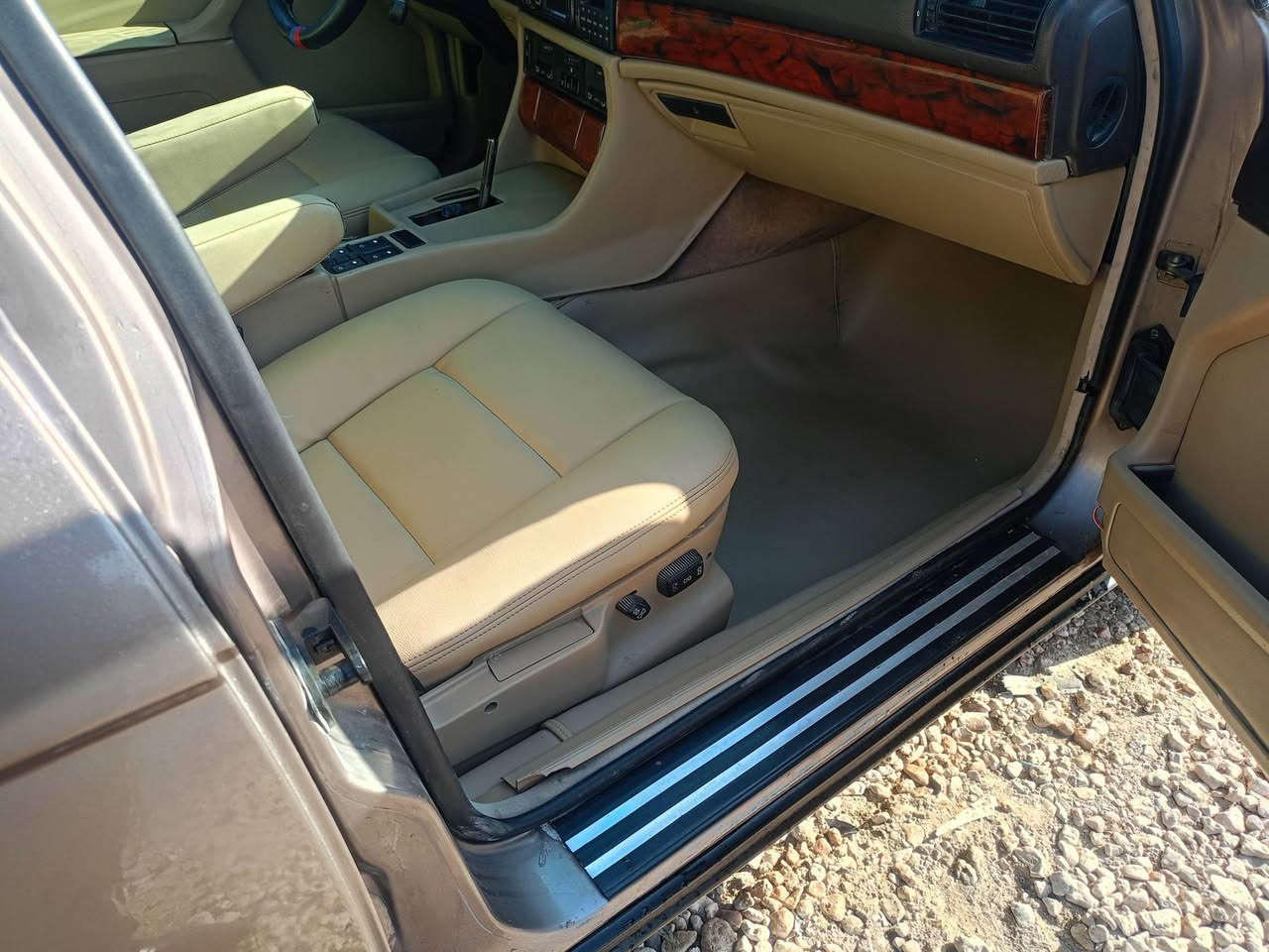 السلام عليكم 
Bmw
735 للبيع .
معمره تعمير صحيح مال جناي .
المواد اللي تم أستبدالها 
1/ گير ميكانيكي حاويه .
2/جامه أماميه 
3/غرفه بالكامل نفس شغل الوكاله .
4/ حداديه أماميه بالكامل 
لويات فلنجات مغازل بوش زيتيه دبلات ربلات محرك شيال گير صليب گاردن سيم سايد بريك جعمقه مع بور ستيرن حاويه .داينمو حاويه 
درايمات خلفيه تبديل جميع بوش العربانه الخلفيه 
دبلات خلفيه دسكات خلفيه وأماميه .

المواد اللي ذكرتها عندي بيها وصولات 
وتبديلهن جديد مو قديم قبل شهر .

نواقصها طبرباز أمامي جهة السائق .
قاعدة أرقام يدة الگير .
لايتات ينرادلهن تقسيم .
والجاملغ الأمامي جهة السايق جارد .
محرك مكفول .
تبريد شغال .
موديل 91 .
گشرها نظيف بس تحتاج صبغه صحيحه .
مكانها بالنجف .
سعرها النهائي 55 ورقه .
تشوفها غاليه عليك أعبرها خل تولي .
هي وفضالتك.

ما أعتقد بقى شي ماذكرته بيها .
أخييك لا تخابرني وتسألني شبيها ما بيها .

وأذا أكو صقر جديد أو باخره أراوس والفرق موجود .

***********
