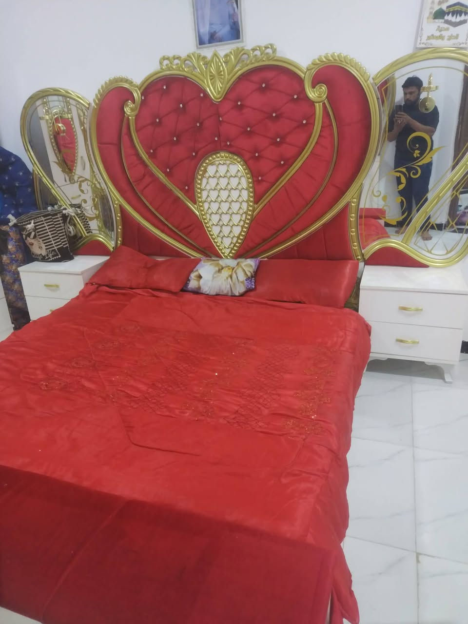 سلام عليكم غرفة نوم تركي جديد صارله شهر من 
خذيته البيع سعر مليون وميه المكان 
حي الحكيم نزله علي الامير 
رقم صاحب  الغرفه ***********
