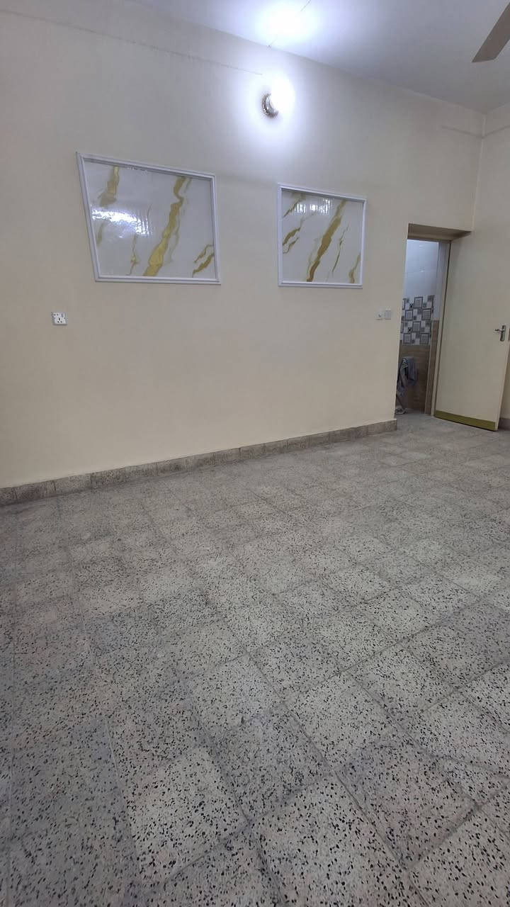 السلام عليكم اعضاء الكروب المحترمين

بيت للايجار يقع في السيدية مربع ال ٤٠٠ مساحته ١٠٠ م طابق ارضي فقط  بحتوي على صالة كبيرة وغرفة نوم واحده كبيرة ومطبخ وخدمات صحية  وكراج ومنور خلفي
الدار معزول عزل تام من ماء وكهرباء وخط مولدة واصل بس تجدد الاشتراك ويحتوي على مرواح سقفية عدد ٣ وسخان وماطور ماء للاستفسار التواصل على الرقم ***********
