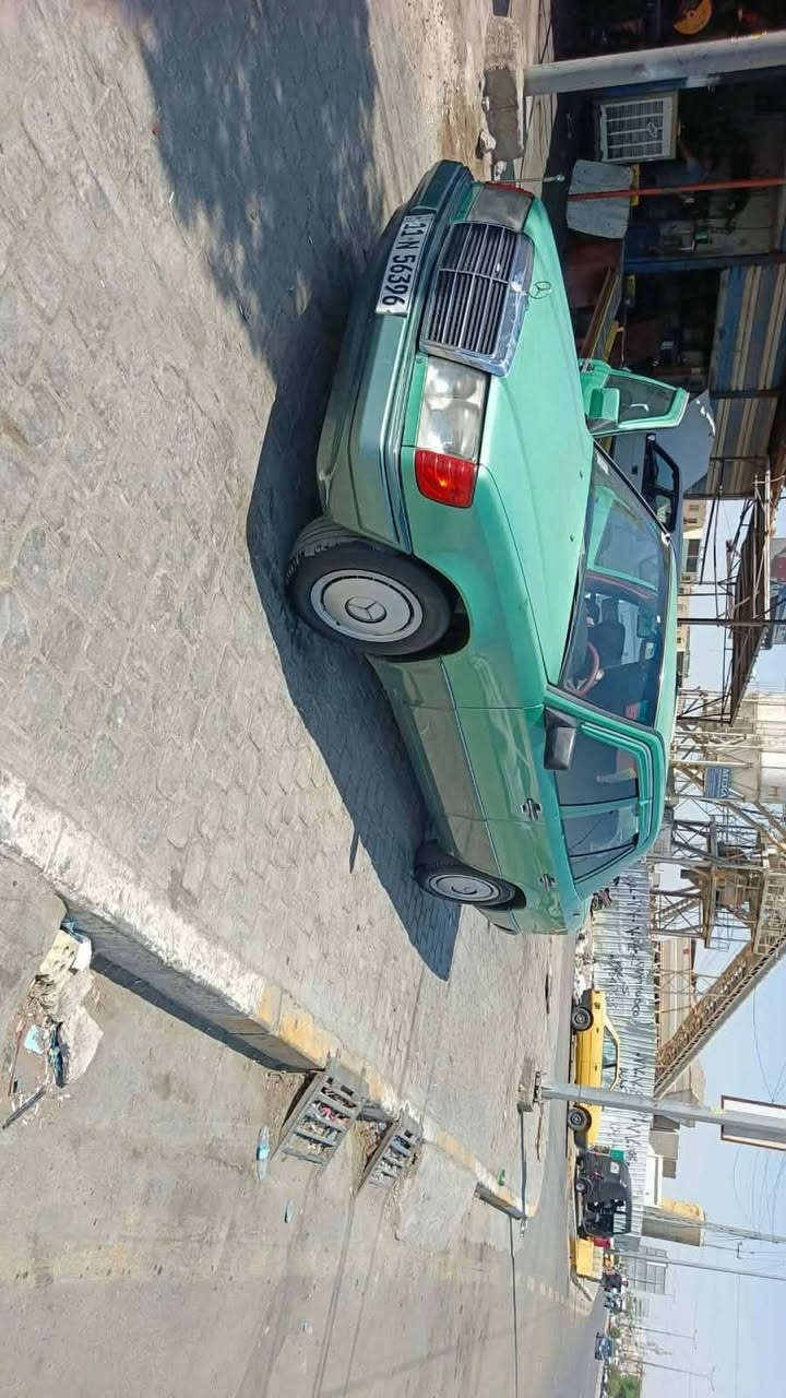 السلام عليكم مرسيدس موديل 90 سياره كلش نظيفه متعوب عليها رقم باسمنا تحويل مباشر سعر 65وبيهه مجال محرك كير ياباني سياره جاهز  جديدة بغداد الطالببه رقم ***********
