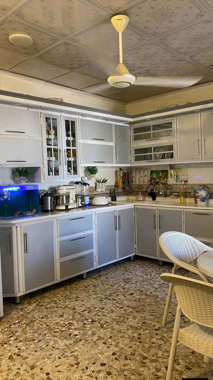 🔥 فرصة ذهبية للبيع – بيت مميز بموقع راقي 🔥
📍 الموقع: العروبة الثانية، قرب الكورنيش ومياه الروافد
📐 المساحة: 315 متر
🛣️ يقع على شارع عريض

🏡 تفاصيل البيت:
• 3 غرف نوم مريحة
• استقبال واسع ومرتب
• صالة عائلية مريحة
• مطبخ عملي
• 2 مجاميع صحية
• حديقة جميلة 🌴 تضيف جو هادئ ومميز

✨ بناء قديم مرمم بالكامل (درجة أولى)
✨ تصميم أنيق ومرتب وجاهز للسكن فوراً
✨ موقع حيوي وقريب من جميع الخدمات
✨ مناسب للسكن العائلي أو الاستثمار

 #للاستفسار 
او مراسله الصفحة أو واتساب او الاتصال ع الأرقام التأليه 
   ***********
https://wa.me/message/54I3LYHRG7YFG1
#العفلوگي_للعقار_اكبر_بيج_عقارات_في_الديوانية
#بيت #دار #عقار #ارض #الديوانية
