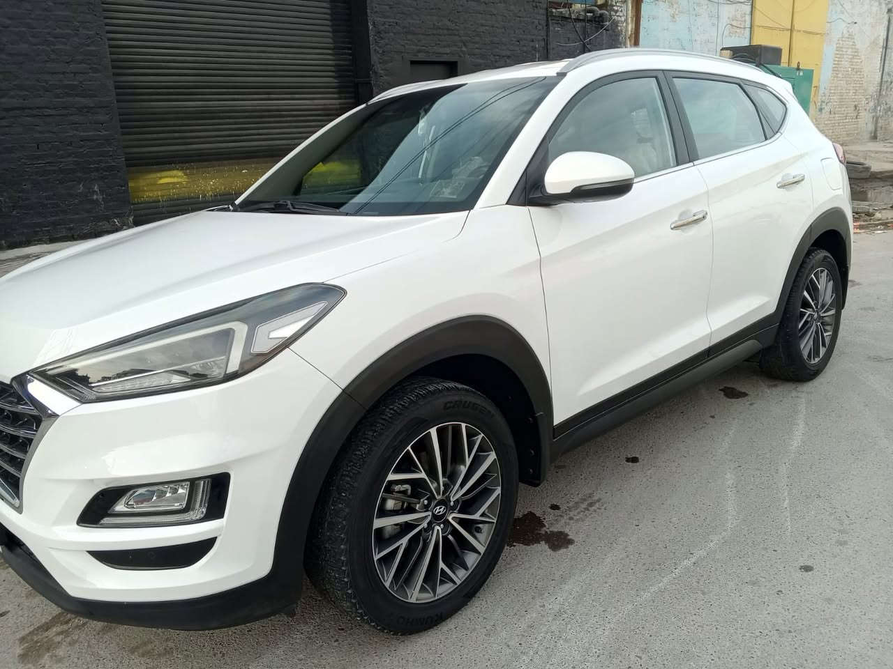 سلام عليكم
توسان خليجي موديل2020 كفاله عامه 
شركة الكاصد 

من صبغ وضربه وبارد وتبديل  كفاله عاامه 

رقم بغداد (باسمي) 

مواصفات فول 1/1 عده البنوراما 

ماشيه 62 كم حقيقي شرط الفحص 

الاستفسار الاتصال ‭0777 501 4922‬
غير متواجد على الانترنت
