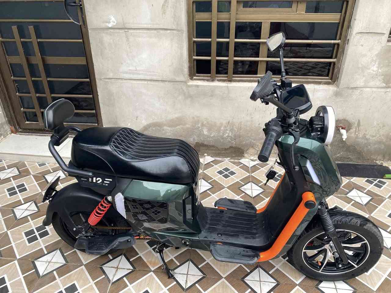 دراجه شحن u2 للبيع
موديل حديث 
تشغيل بصمه وسويج وكارت
البطاريه كبيره نوع ليثيوم 
الملف  25000
السرعة 85 
مسافه الكيلو متر من 35 الى45 كيلو تمشي 
مع صندوق مالت الدراجه 
نقصها جاملغ امامي فقط 
السعر 950 وبيها مجال بعد 
مكاني حي 16 قرب مدرسه الياقوت
رقمي ***********
