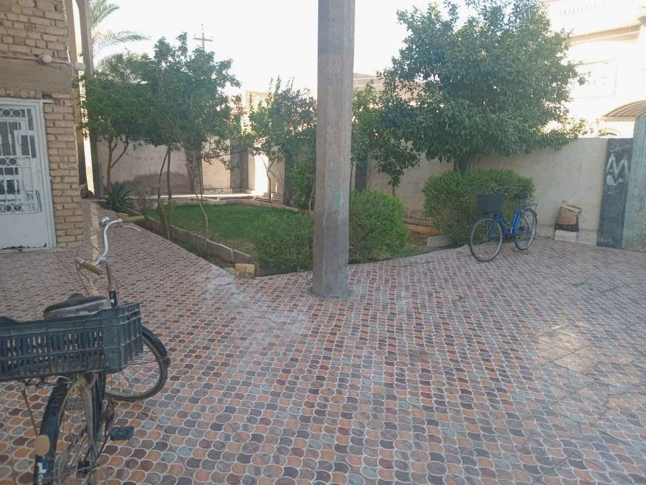 السلام عليكم..
دار للبيع .مكان مميز جدا 
النوع // طابو زراعي سند25 
المساحة // 380م
البناء // طابوق السقف صب كونكريت 
التفاصيل : البيت يتكون من طابقين الطابق الاول يتكون
غرفة نوم عدد 2 
استقبال 
صالة 
مطبخ حاروبارد
منور جانب وخلفي
صحيات داخلية .
صحيات خارجية 
حديقة+طارمة كبيره
خدمات كامله من ماء وكهرباء
وتبليط ومجاري خارجيه 
الطابق الثاني 
غرفة نوم عدد 2
مجمع صحيات 
صاله صغيره
السعر /300وبي مجال 
 للأتصال او الاستقسار على الرقم الاتي : 
 *********** 
***********
