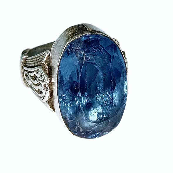 دلال وجمال مجوهرات حجر التوباز الافريقي الازرق له فوائد صحية وعاطفية وروحية، فهو يساهم في تهدئة العقل وتحسين التركيز، وتعزيز التواصل والتعبير عن الذات.يقوي جهاز المناعة، ويهدئ الألم الجسدي مثل الصداع النصفي، ويساعد على النوم المريح. على المستوى الروحي، ويعزز النمو الروحي والانسجام العاطفي، ويرمز إلى الهدوء والسكينة والصداقة الجادة صياغة يدوية فضه عيار عيار ٩٢٥ يوجد توصيل ***********       ***********
