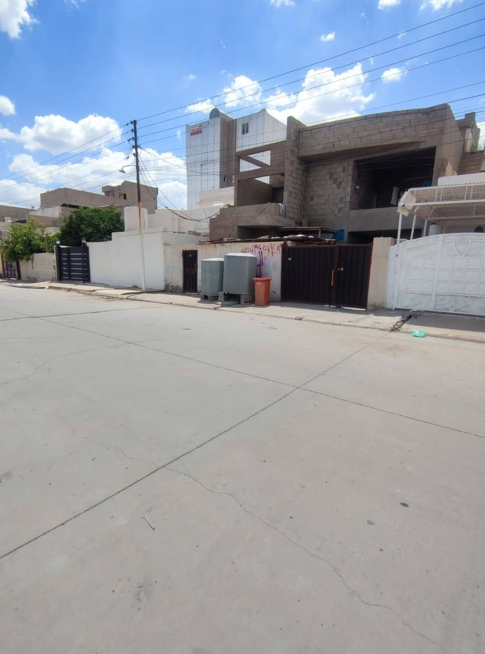بيت ملك (طابو صرف) للبيع في كركوك - القادسية الأولى 🏠 سعر مناسب جداً 
​للبيع بيت بموقع استراتيجي ممتاز ومساحة واسعة في أجمل مناطق القادسية 1، مناسب جداً للسكن المباشر أو كاستثمار عقاري ممتاز.
​📌 تفاصيل الموقع:
​العنوان: كركوك - القادسية الأولى.
​الموقع الدقيق: بجانب مدرسة "كركوك الصامدة"، وخلف السايدين الرئيسي للقادسية مباشرة.
​المعالم القريبة: قريب جداً من جامع "صاير كردي" وكافة الأسواق والخدمات.
​📐 المساحة والخدمات:
​المساحة: 200 متر مربع.
​الخدمات: كاملة 100% (ماء، كهرباء، مجاري، شوارع مبلطة).
​سند العقار: طابو ملك صرف باسمي (تحويل مباشر).
​🧱 تصميم وتفاصيل البيت (طابقين بنظام معزول/مستقل):
​الطابق الأرضي (جاهز ومسكون حالياً):
​داخل البيت نظيف جداً وجاهز للسكن فوراً.
​يحتوي على (3 غرف نوم + استقبال واسعة + حمامين + 2 صحيات).
​حوش (كراج) خارجي واسع يتسع لسيارة.
​الطابق الثاني (مسكون حالياً - هيكل متقدم):
​مبني بالكامل ومسقوف، يحتاج فقط إلى اللبخ (التبييض)، التأسيسات الكهربائية، والأبواب.
​ميزة الطابق الثاني: فرصة ذهبية للمشتري لكي يشطّبه ويقسّمه حسب ذوقه الخاص، أو عزله كشقة للاستثمار والإيجار!
​📞 للاستفسار ومعاينة البيت:
الرجاء التواصل على الخاص أو الاتصال برقم الهاتف: [ *********** وتساب. فقط 
سعر مناسب جداً  طبعن تكدر سوي هاي حديقه مقابيله
