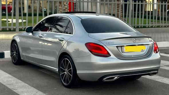 للبيع مرسيدس  c300
موديل 2021
 فوول مواصفات ماشية 34 الف 
( السيارة نظيفه جدا جدا وبالحقيقه احلى من الصور )

المواصفات 

-اوضاع قيادة خمسه 5 
‏(Eco + comfort + sport +Sport plus +Individual)

-فتحة
-تويل (المرغوب)  
-ماوس
-بصمة تشغيل 
-شاشه كبيرة 
-كشنات كهرباء حتى تجاوي الرأس كهرباء 
-كشنات جلد بلاد 
-خزن ميموري 
-كشنات تدفئة
-نظام التشغيل والاطفاء الذاتي للمحرك 
-استيرن كهرباء مع ذاكرة ( تحكمات لمس ستيرن )
-سايد بريك بصمة 
-لايت زينون دبل عدسة (نظام ذكي )
-اضوية اماميه LED AMG 
-اضوية خلفية LED AMG 
-كشافات ضباب 
-نظام صوتي (BURMESTER)
-قيادة ذاتيه 
-تحديد مسار 
-شفتات ستيرن 
-مري شفط ورادار وهيتر 
-لدات ترحيب بالمري 
-لد داخلي 64 لون بلاد 
-مدخل USP+AUX+Car play 

وباقي المواصفات المعروفه للسيارة 

الحادث ( فقط بنيد مبدل بدون دواخل بدون ايرباك بدون صبغ مبدل وكالة)
مكاني بغداد الوزيريه 
توصل 
***********
