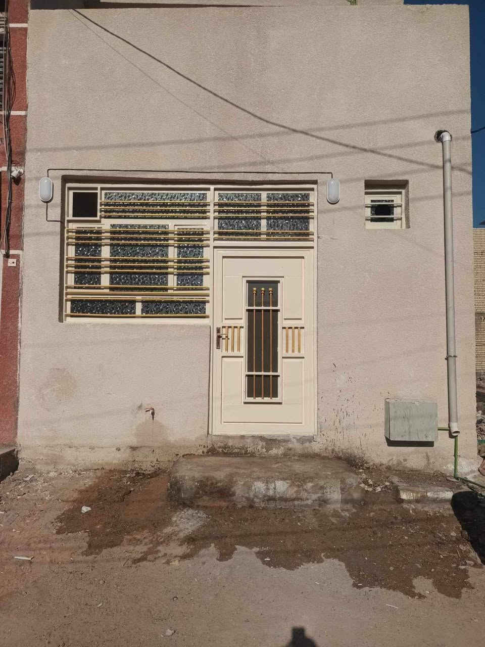 السلام عليكم بيت للبيع 50 متر طابق واحد السريدات القديمه المربع الثالث قرب اسواق ابو محمد ب القسط السعر 53 مقدمه 25 و500 اذا نقد ب٤٥
للا ستفسار وتساب ***********
