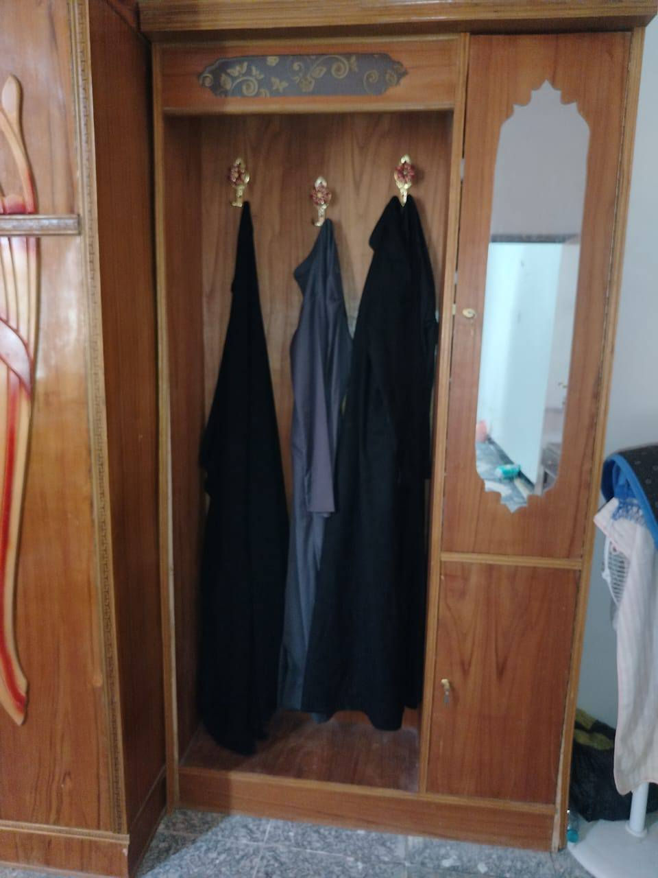 مرحبا متاح غرفه اخشاب كامله ماعايزه شي مابيها كسور مع كاروك
ويه دوشگ 
الطول متره ونص 
وبعد جديد امانة الله 
ويتحمل طفل عمر 3سنوات 
 ***********
