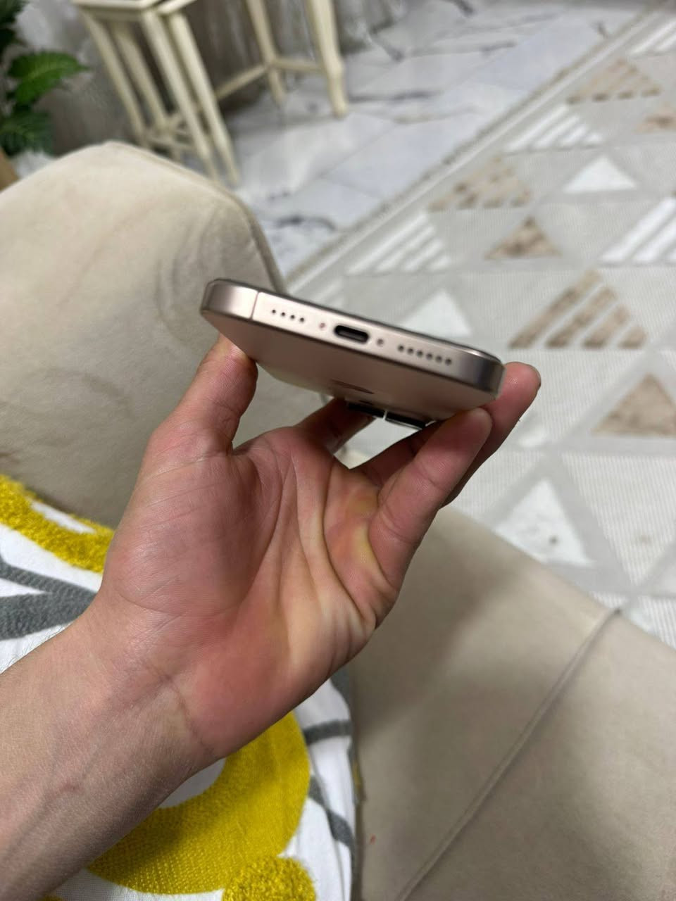 سلام عليكم ايفون 16 برو ماكس
ذاكره 256 بطاريه 100 نموذج M شرق أوسط 
جهاز نظيف للبيع 
عنوان بغداد رقم ***********
