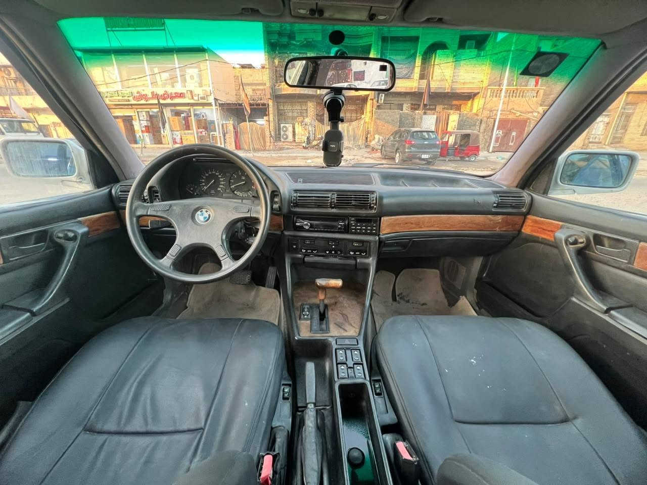 سلام عليكم سياره بي ام موديل(90) رقم بغداد انكليزي سنويه جديده باسمي مكينه وكير وصدر وتايرات نضيفات حيل مصبوغه لجماليه سياره فتحه السعر$(42)الهاتف(***********) م. بغداد مدينه الصدر
